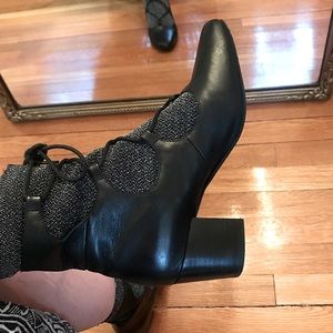 Adorable Mary Poppin boots !